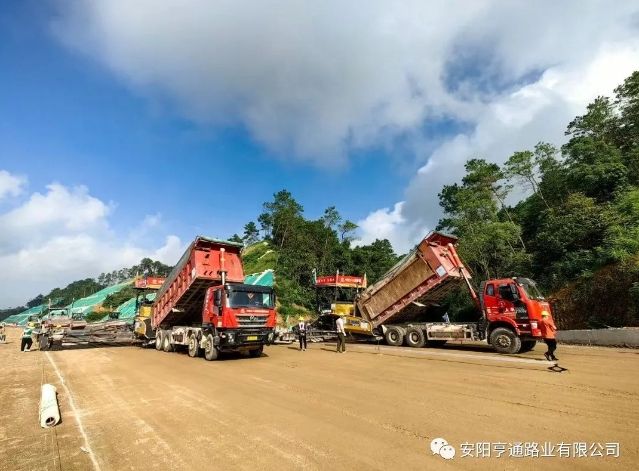 廣西南玉珠項(xiàng)目水穩(wěn)攤鋪底基層施工